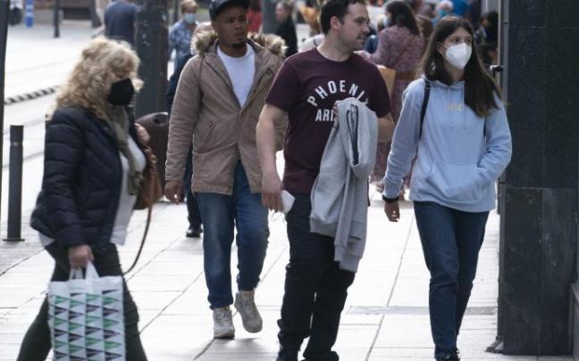 Varias personas pasean por Vitoria.