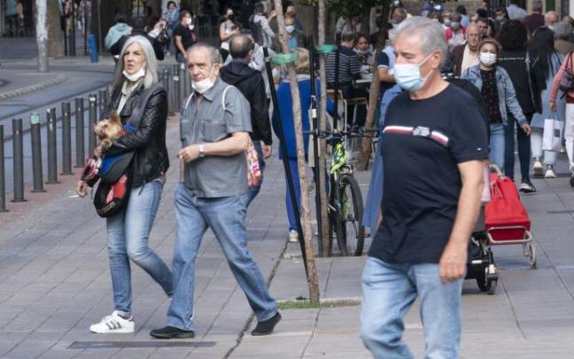Varias personas pasean por el centro de Vitoria.