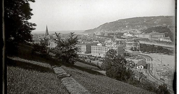 Panorámica de la ciudad antes de la canalización del Urumea.