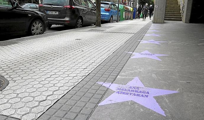 Las estrellas pintadas en la entrada del colegio.