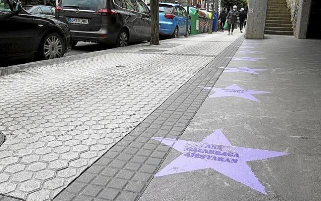 Las estrellas pintadas en la entrada del colegio.