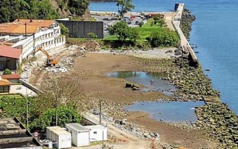 Una máquina trabaja en las obras del nuevo paseo. Foto: Gaizka Plágaro