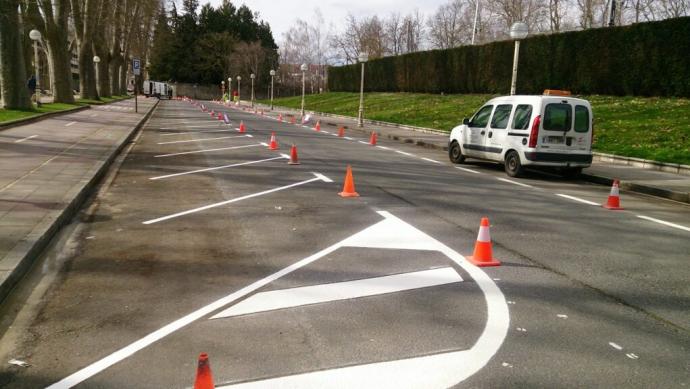 Trabajos de pintura para señalizar las nuevas plazas en el tramo del paseo, a la altura del colegio NClic