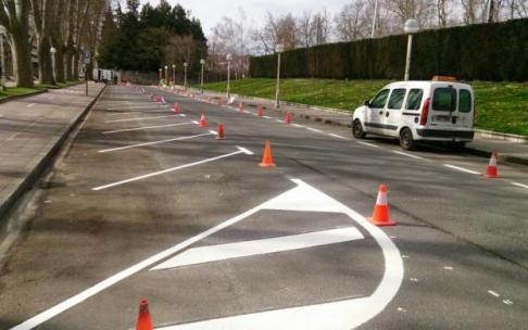 Trabajos de pintura para señalizar las nuevas plazas en el tramo del paseo, a la altura del colegio NClic Trabajos de pintura para señalizar las nuevas plazas en el tramo del paseo, a la altura del colegio NClic