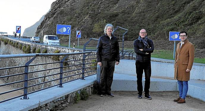 El concejal de Zumaia Oier Korta, el diputado Joseba Agirretxea y el concejal de Getaria Aitor Urresti. Foto: N.G.