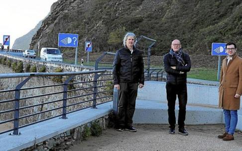 El concejal de Zumaia Oier Korta, el diputado Joseba Agirretxea y el concejal de Getaria Aitor Urresti. Foto: N.G. El concejal de Zumaia Oier Korta, el diputado Joseba Agirretxea y el concejal de Getaria Aitor Urresti. Foto: N.G.