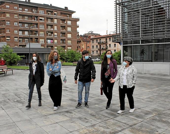 De izda. a dcha., Calvo, Llorente, Nuño, Echeveste y Tranche, en la plaza Leandro Agirretxe de Irun.