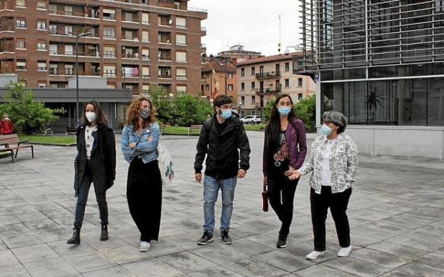 De izda. a dcha., Calvo, Llorente, Nuño, Echeveste y Tranche, en la plaza Leandro Agirretxe de Irun.