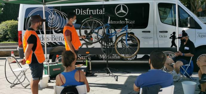 Un instante del taller de arreglo de bicicletas organizado el año pasado en Getxo.