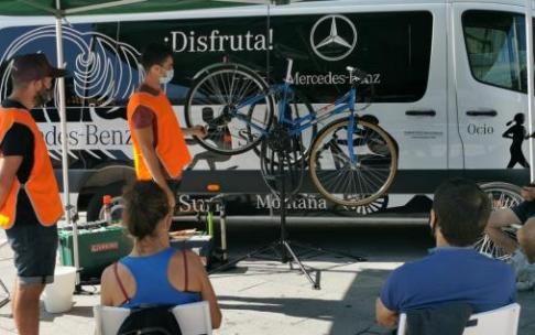 Un instante del taller de arreglo de bicicletas organizado el año pasado en Getxo.