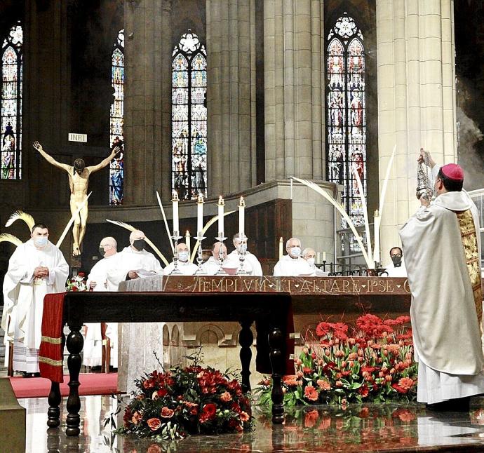 Lerro hauekin batera dagoen irudietan, Juan Carlos Elizalde Gasteizko gotzainak atzo egindako mezan. Gaur Aste Santuko lehen egunan ospatzen da, eta fededun asko joaten dira elizetara Jesusen bizitza eta heriotza ospatzeko. Argazkia: Pilar Barco