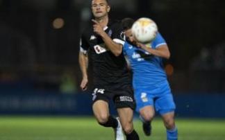 Guruzeta corre a por el balón ante el Fuenlabrada. Guruzeta corre a por el balón ante el Fuenlabrada.