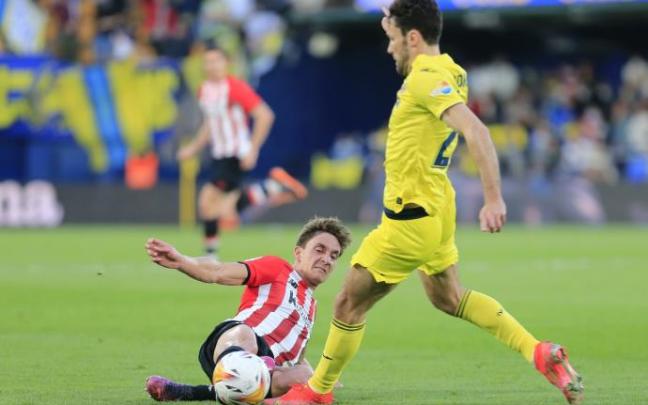 Alex Petxarroman corta un balón ante Alfonso Pedraza. Alex Petxarroman corta un balón ante Alfonso Pedraza.