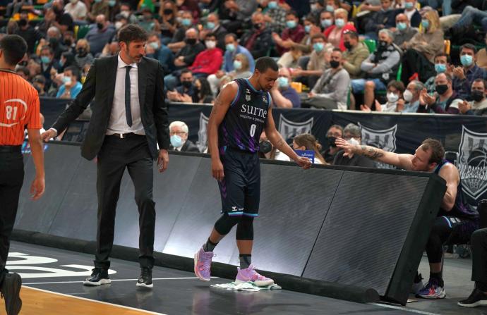 Goudelock, en el momento de acudir al banquillo tras producirse la lesión ante el Obradoiro.