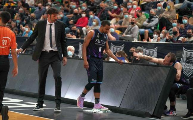 Goudelock, en el momento de acudir al banquillo tras producirse la lesión ante el Obradoiro.