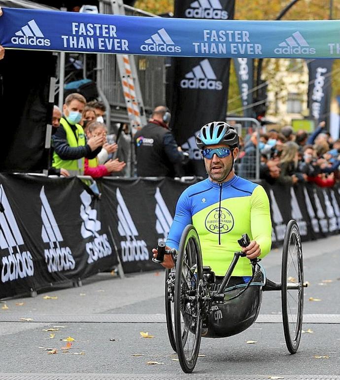 Un atleta en silla de ruedas cruza la meta en la Behobia-San Sebastián.