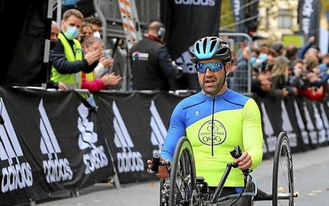Un atleta en silla de ruedas cruza la meta en la Behobia-San Sebastián.