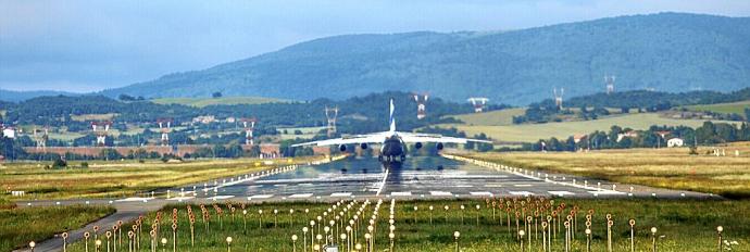 Un avión Antonov AN 124 se dispone a completar la maniobra de aterrizaje en el aeropuerto de Foronda a principios de junio. Foto: Jorge Muñoz