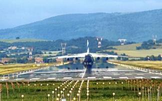 Un avión Antonov AN 124 se dispone a completar la maniobra de aterrizaje en el aeropuerto de Foronda a principios de junio. Foto: Jorge Muñoz