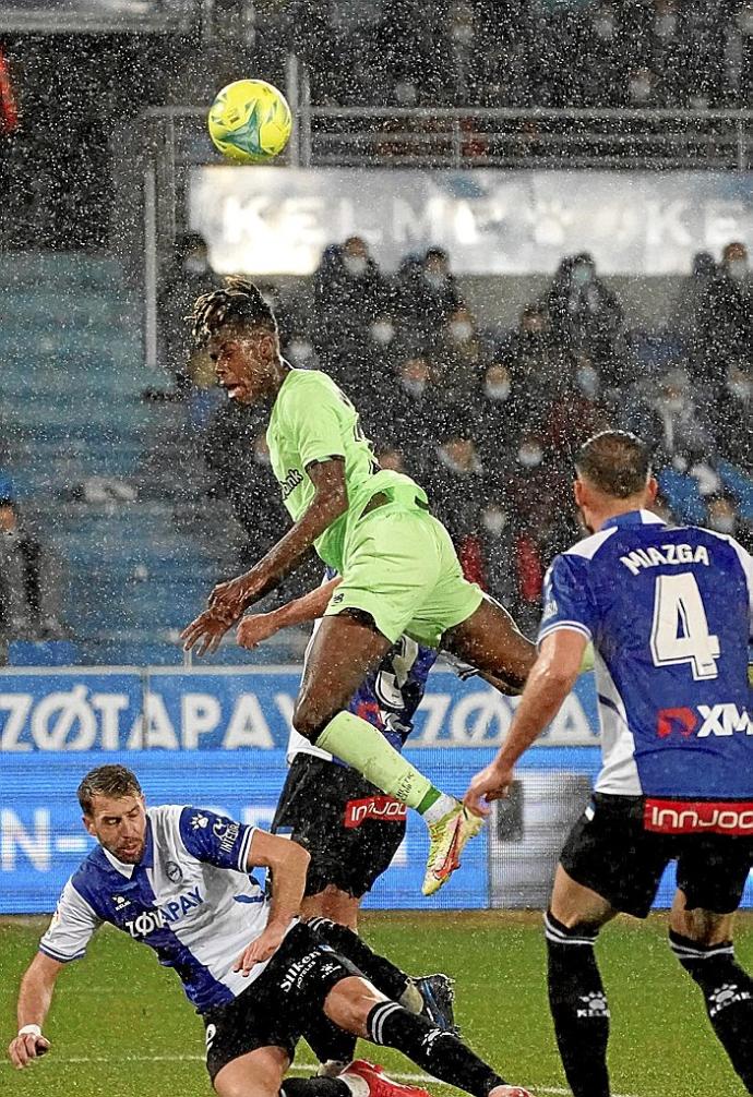 Lejeune y Miazga fueron de lo más destacado del Alavés durante el partido. Foto: Efe