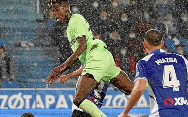 Lejeune y Miazga fueron de lo más destacado del Alavés durante el partido. Foto: Efe