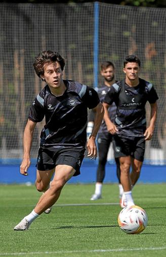 Facundo Pellistri conduce el balón durante uno de sus entrenamientos con el Alavés. Foto: @Alaves