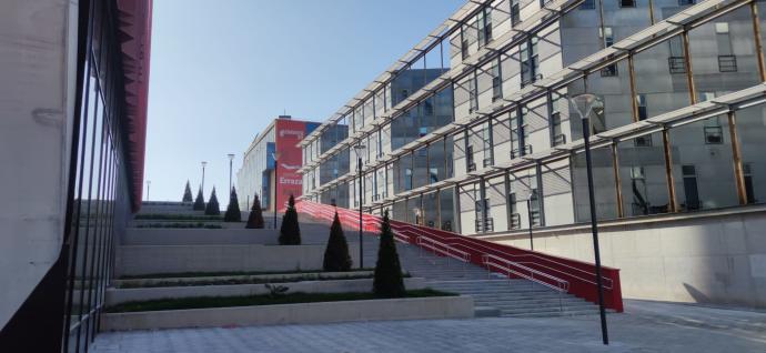 Vista del pasillo peatonal junto al edificio de Ingenieros y de la nueva escalinata pegada al edificio de la intermodal