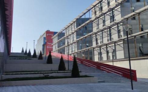 Vista del pasillo peatonal junto al edificio de Ingenieros y de la nueva escalinata pegada al edificio de la intermodal