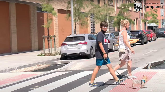 Vecinos cruzando el paso de cebra permeable en Carmen Baroja Nessi.