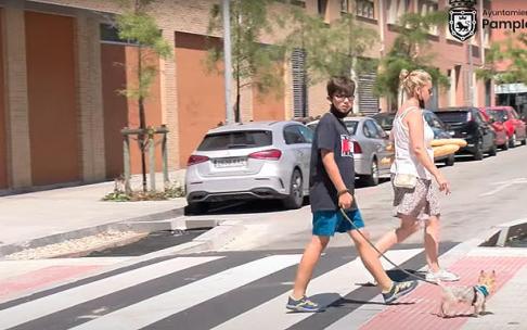 Vecinos cruzando el paso de cebra permeable en Carmen Baroja Nessi.