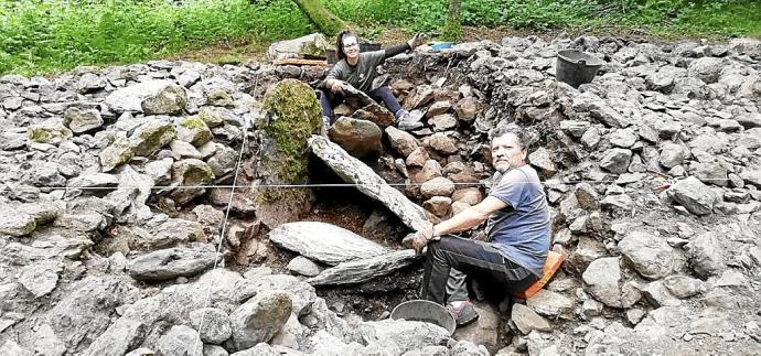 Dos voluntarios durante las excavaciones realizadas el verano de 2019 en la 'Ruta de los Dólmenes'. Foto: N.G.