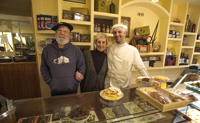 Juan Pedro (izquierda) e Iker (derecha), flanquean sonrientes a Ana, tras el mostrador de Aramendia.