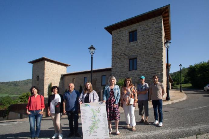 Representantes del valle y promotores y promotoras de la iniciativa, ayer en el Palacio de Olloki.