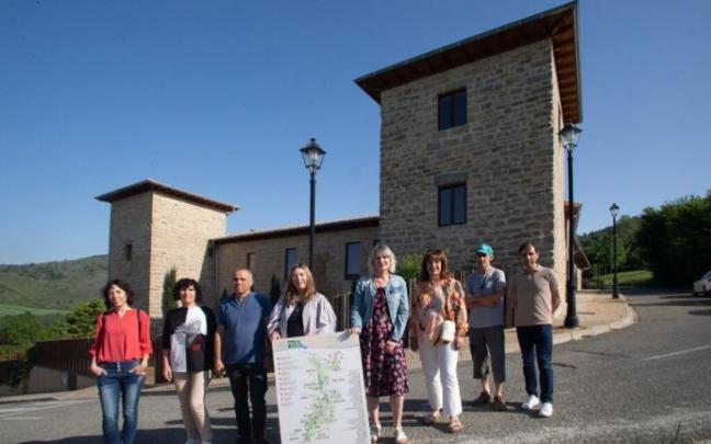 Representantes del valle y promotores y promotoras de la iniciativa, ayer en el Palacio de Olloki.