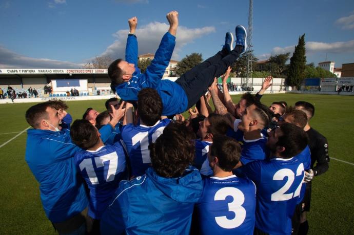 Jugadores de la Peña Sport celebran el ascenso