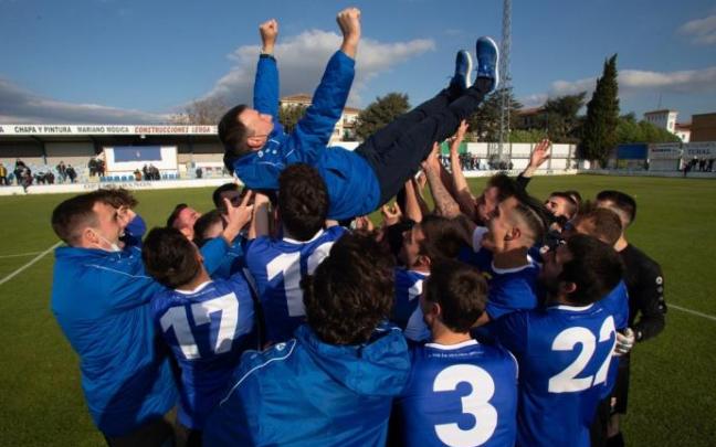 Jugadores de la Peña Sport celebran el ascenso
