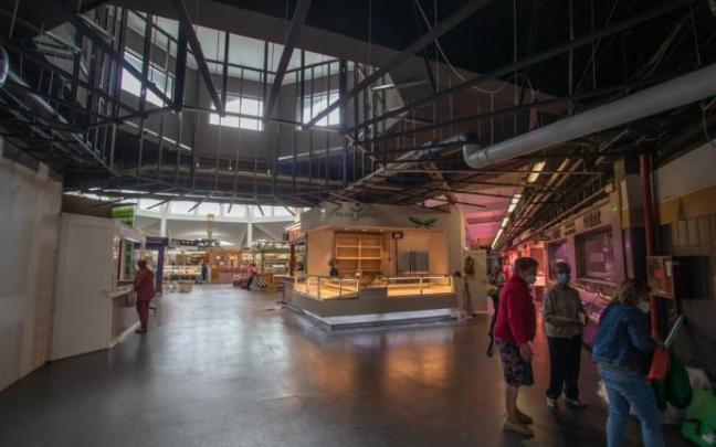 El Mercado del II Ensanche presentó ayer una estampa poco inusual: escasa clientela para tratarse de un lunes a media mañana.