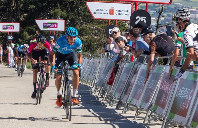 Marcel Camprubí llegando a la línea de meta en primera posición.