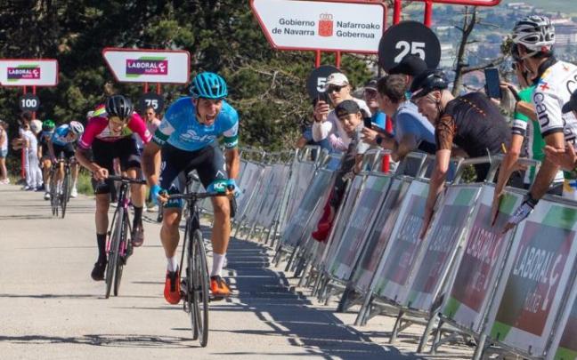 Marcel Camprubí llegando a la línea de meta en primera posición.