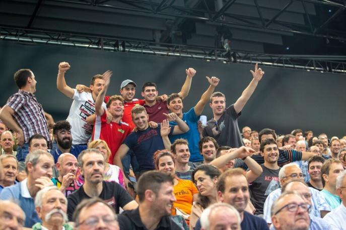 El público de volcó con los pelotaris en un Navarra Arena abarrotado.