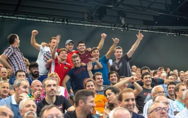 El público de volcó con los pelotaris en un Navarra Arena abarrotado. El público de volcó con los pelotaris en un Navarra Arena abarrotado.