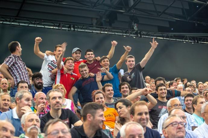 El público de volcó con los pelotaris en un Navarra Arena abarrotado