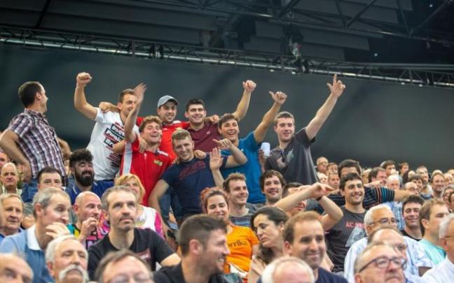 El público de volcó con los pelotaris en un Navarra Arena abarrotado