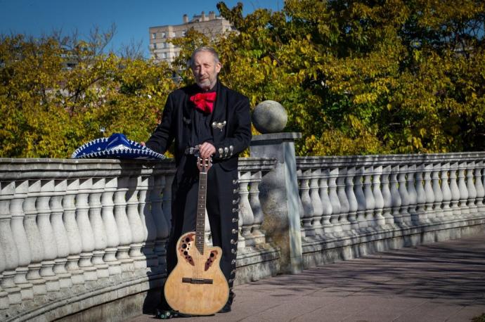 José Nieves, vestido con su traje de mariachi procedente de México, posa con su guitarra en el Parque de la Constitución de Barañáin.