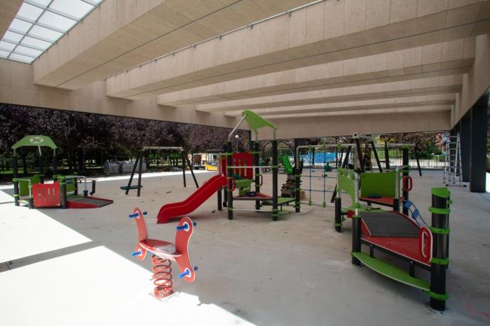 Instalación del nuevo mobiliario en el parque infantil del Lago.