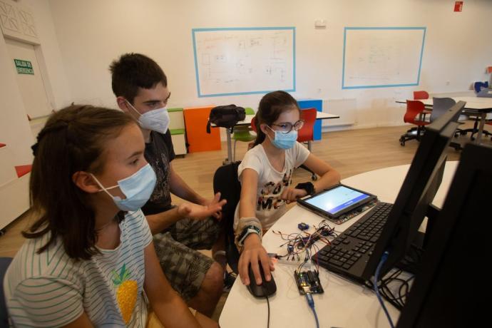 Alumnos y alumnas de entre 8 y 14 años que han participado en la iniciativa, en el Planetario de Pamplona.