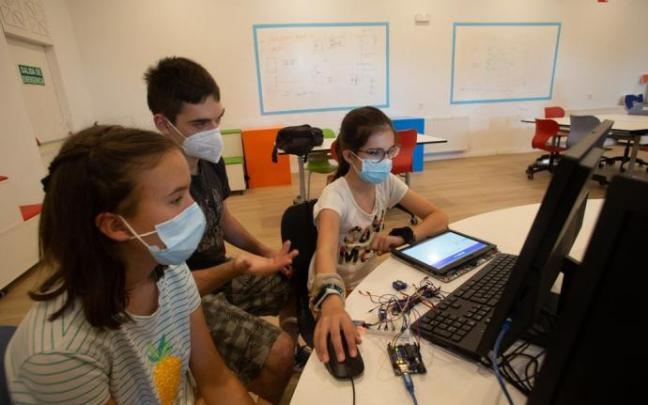 Alumnos y alumnas de entre 8 y 14 años que han participado en la iniciativa, en el Planetario de Pamplona. Alumnos y alumnas de entre 8 y 14 años que han participado en la iniciativa, en el Planetario de Pamplona.