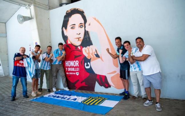 Aficionados argentinos en El Sadar antes del partido de su selección contra Estonia. De izquierda a derecha: Luis Firpo, Felipe Burset, Federico Pognante, Lucho Pognante, Federcio Accursi y Edgardo Barreto. Aficionados argentinos en El Sadar antes del partido de su selección contra Estonia. De izquierda a derecha: Luis Firpo, Felipe Burset, Federico Pognante, Lucho Pognante, Federcio Accursi y Edgardo Barreto.