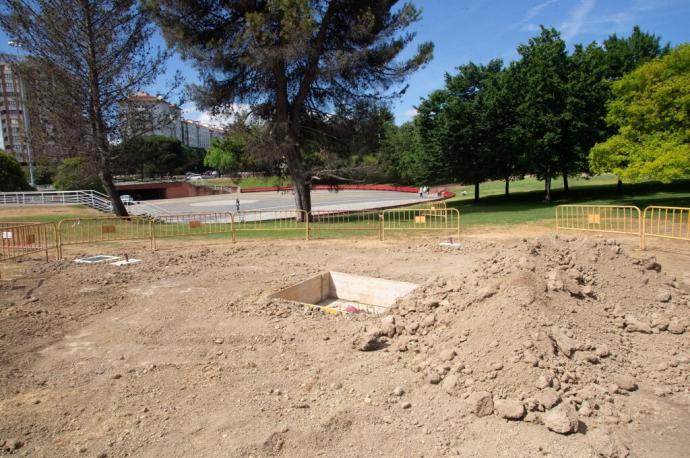 Montaje de la bandera en la Plaza de los Fueros