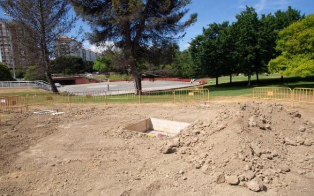 Montaje de la bandera en la Plaza de los Fueros